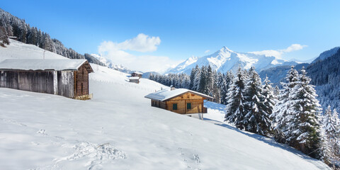 Fototapeta na wymiar Panorama einer Winterlandschaft mit Berghütte in den Alpen