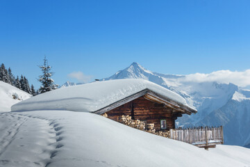 Winterlandschaft in den Bergen mit Skihütte und Almhütte