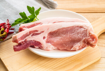 厚切りの豚ロース肉