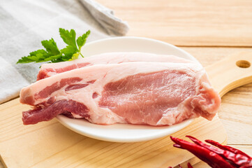 厚切りの豚ロース肉