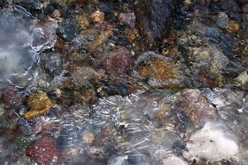 Sprudelndes Wasser im Bachbett