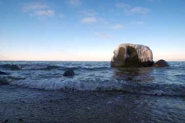 Fototapeta na wymiar Stein mit Eiskappe in der Ostsee