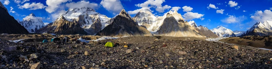 Fotobehang K2 Zonsondergang bij Concordia-kamp (4.600m) op de Baltoro-gletsjer, Karakoram-bergketen, Pakistan. Uitzicht op Baltoro Kangril, Broad Peak, Gasherbrum, Kondus Peak, Sharp Peak.