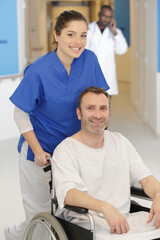 Obraz premium man in wheelchair with nurse in the hospital