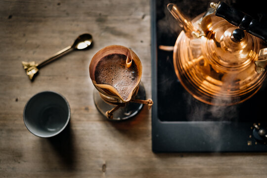 dampfender Wasserkessel und Aufbr&uuml;hen von Kaffee mit der Hand