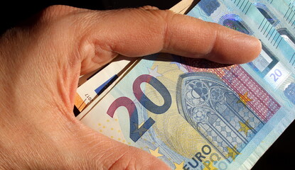 Contare le Banconote da 20 e 50 euro - ricchezza