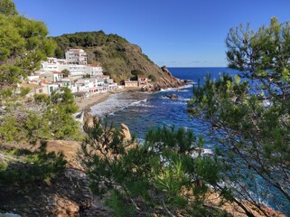 Vista de la Cala Margarida (Palamós) desde la colina. Acogedora playa de guijarros y arena en un...