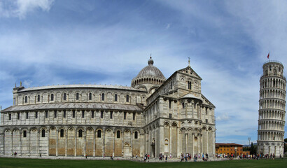 Naklejka premium Panoramic view of the exteriors of the tower of Pisa