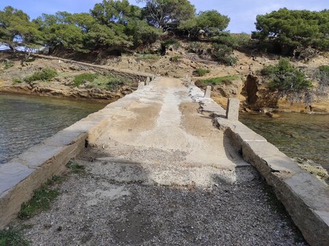 Puente de piedra, camino que conecta Cadaqués con la isla de Es Sortell 
