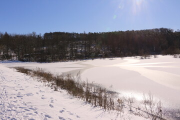 Blick auf den zugefrorenen Oeseteich in Menden im Sauerland