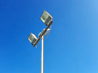 vista minimalista di un lampione stradale contro il cielo blu