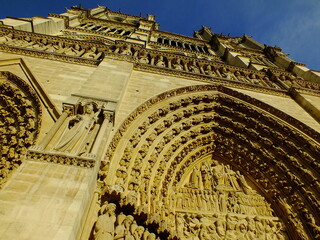 Vista contrapicada de la fachada de Notre Dame de París