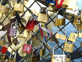 Detalle de candados con mensajes de amor en uno de los puentes de París.