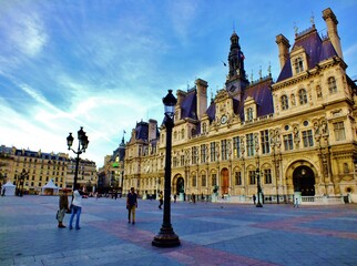 Fototapeta premium Vista del Ayuntamiento de París al atardecer.
