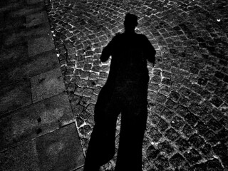 Imagen en blanco y negro con la sombra del fotógrafo sobre los adoquines de una calle de Rennes...
