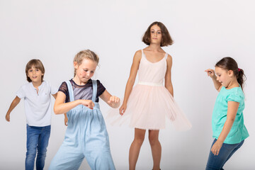 Naklejka premium Happy young people playing together, copy space on empty white wall