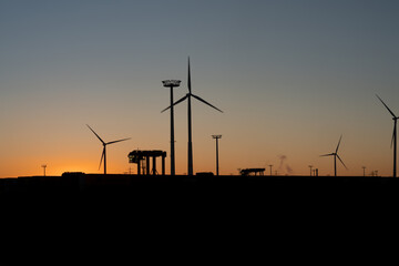 Windturbinen im Hamburger Hafen im Sonnenuntergang