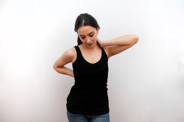 splendida ragazza  con mano sul collo che fa stretching ala schiena 