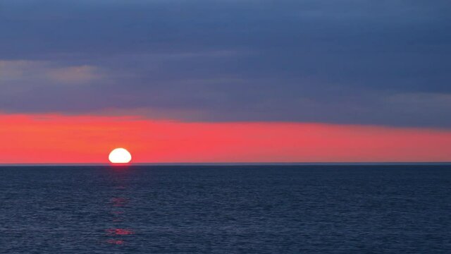 海に沈む夕日　太陽　2月　冬の日本海
