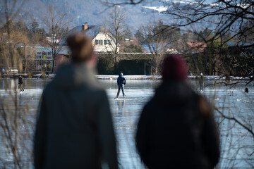 couple watching iceskater - Eisläufer am Leopoldskroner Weiher