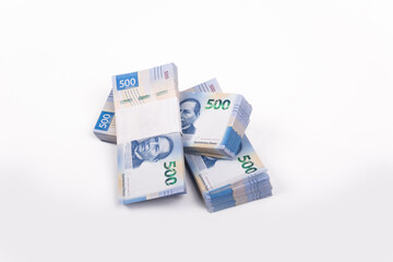 Tres fajos de billetes de 500 pesos mexicanos sobre fondo blanco. Diseño nuevo de billetes de 500...