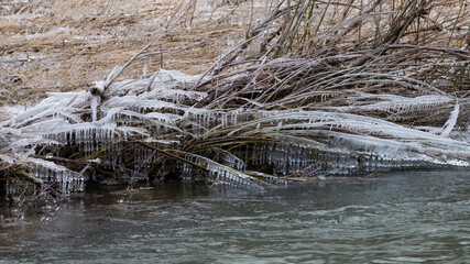 Winterliche Eisfiguren am Ufer der Ahr