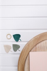 Stół drewniany biały listki i okrągła jasna deska © Seance_Photo_Sylwia