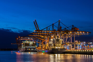 Fototapeta na wymiar Containerterminal Burchardkai zur Blauen Stunde - Pulsschlag des Hafens