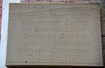 Gedenktafel an der Fassade des Lutherhauses: "In diesem Haus wohnte Dr. Martin Luther während einer Tagung des Schmalkaldischen Bundes..."