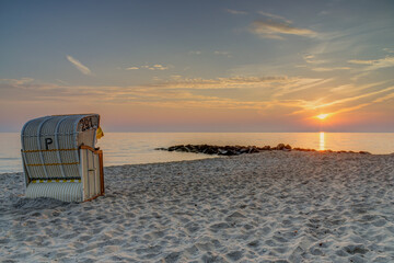 Romantischer Sonnanaufgang am Meer