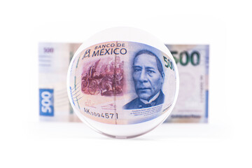 Nuevo billete de 500 pesos dentro de una esfera de cristal.
New 500 peso bill inside a crystal ball.