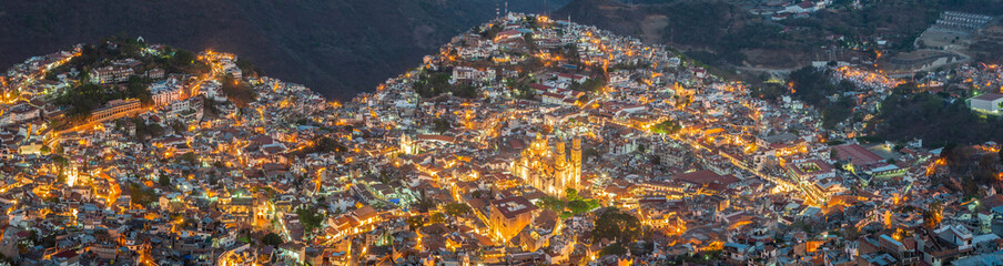 Fototapeta na wymiar Panoramic landscape of Taxco, Guerrero, Mexico, made from 5 photographs, from the viewpoint, you can see its streets, cathedral, houses as well as its mountains 