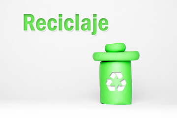 Reciclaje, bote de basura verde