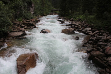 rei&szlig;ender, lebendiger Fluss in &Ouml;sterreich