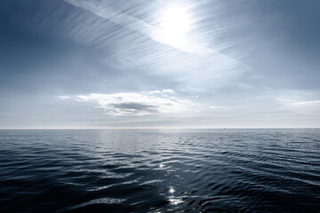 L'horizon sur une mer lisse et ensoleillée avec des nuages 
