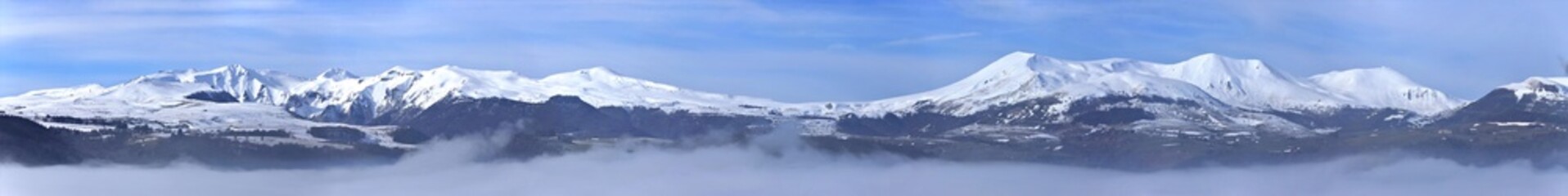 Fototapeta na wymiar panoramique sur le massif du Sancy
