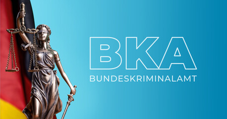 BKA - Bundeskriminalamt. Justitia Statue vor einer Deutschland Flagge. Text auf blauem Untergrund.