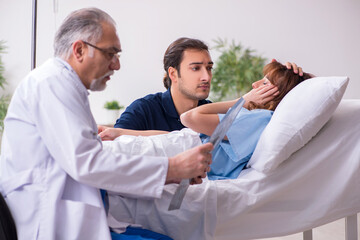 Obraz premium Young husband visiting sick wife in the clinic