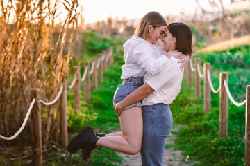 pareja de chicas abrazadas en un camino en el campo en actitud romántica 