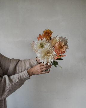 Frau h&auml;lt Blumenstrau&szlig; aus Dahlien in der Hand