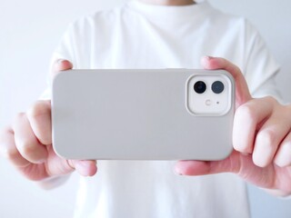 スマートフォンで写真撮影をする女性