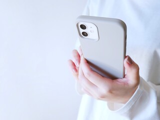 スマートフォンを操作する女性