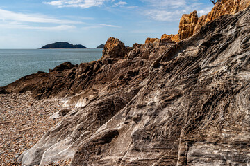 This is Jangbongdo near Incheon Airport in Korea.
The beach here has a lot of odd-looking basalt rocks.