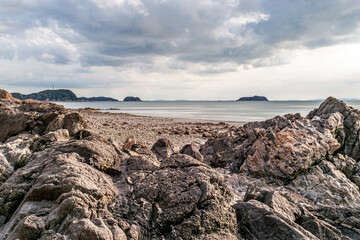 This is Jangbongdo near Incheon Airport in Korea.
The beach here has a lot of odd-looking basalt rocks.