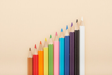 並んだ色鉛筆　11色　真ん中