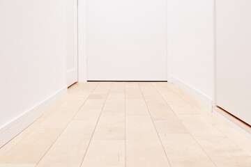 無垢材の床　白い扉