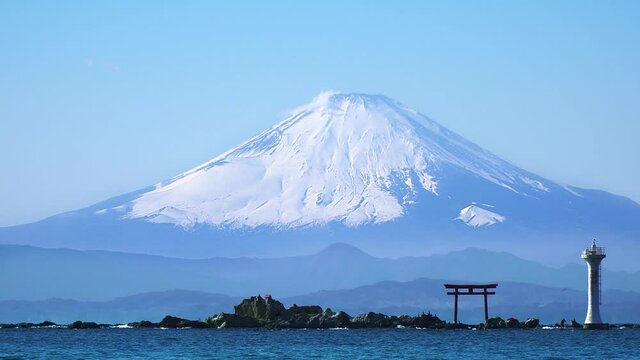 冬の葉山、森戸海岸からの富士山と鳥居（同録音声）