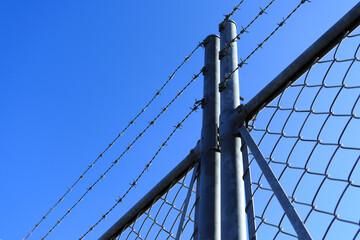 有刺鉄線のついた扉