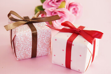 かわいいピンクのプレゼントとバラの花
