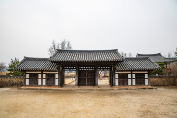 Obraz premium 한국의 전통적인 기와집